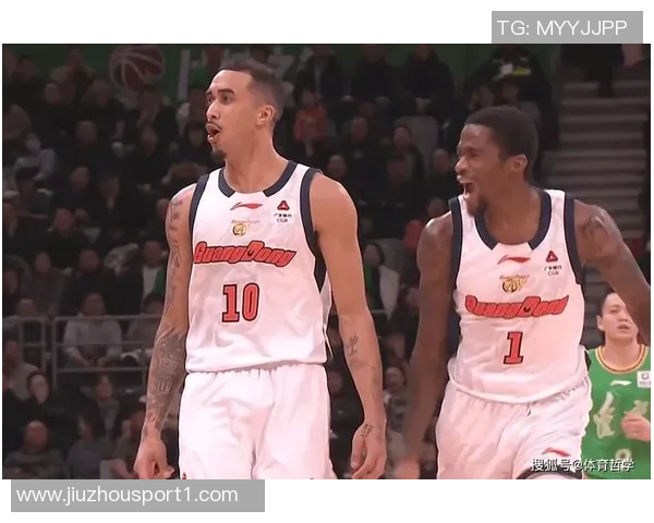 奎因昨日表现抢眼贡献12分8板7助4断小乔丹鼓励他勇敢接受采访表扬