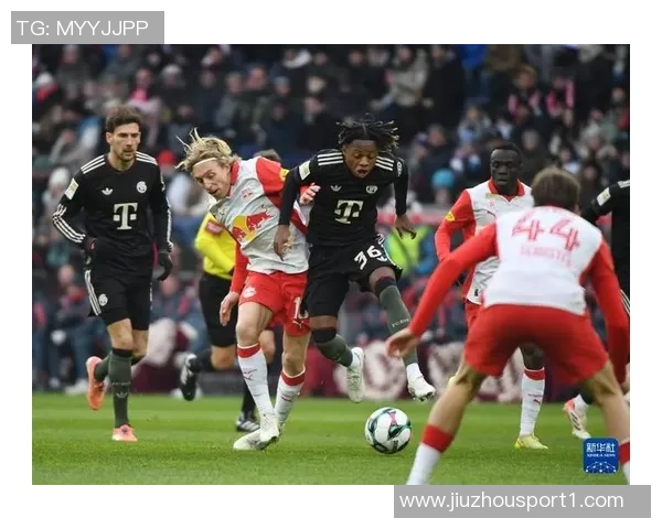 拜仁慕尼黑25-26赛季全家福展现新援风采与德超杯沙拉盘荣耀 拜仁慕尼黑25-26赛季全家福展现新援风采与德超杯沙拉盘荣耀