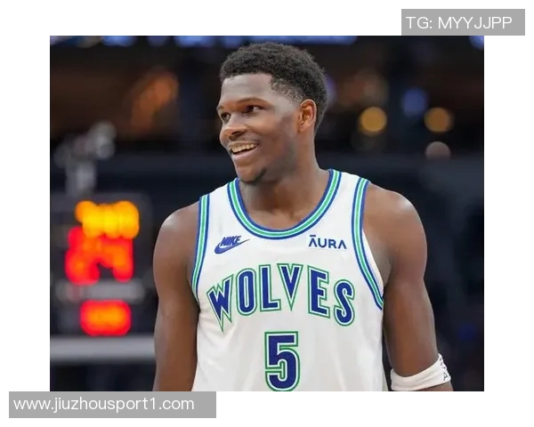 爱德华兹表现出色半场8投4中三分球命中率高达60贡献16分4篮板