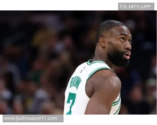 杰伦布朗半场表现出色16投7中贡献16分5篮板3助攻正负值高达22 杰伦布朗半场表现出色16投7中贡献16分5篮板3助攻正负值高达22